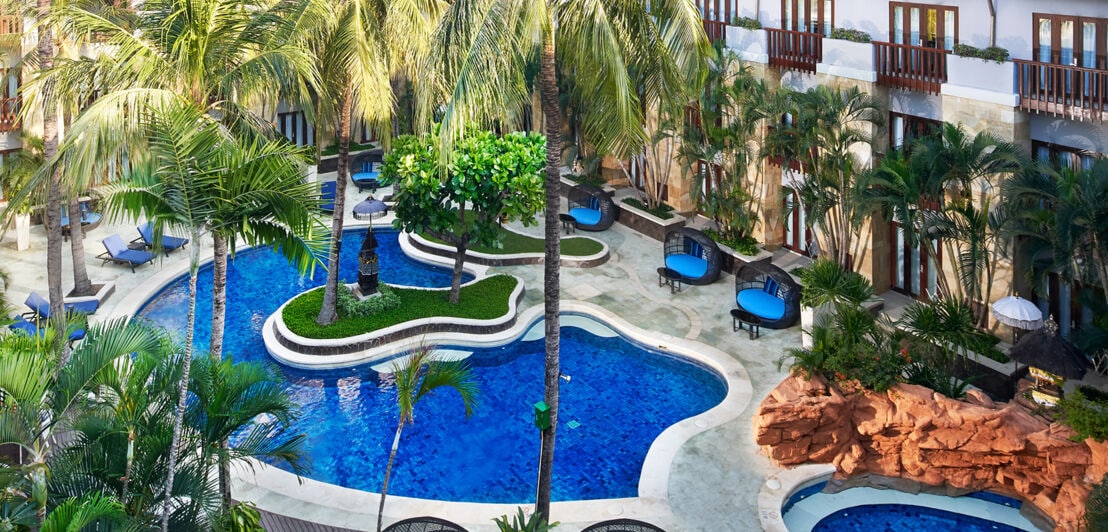 Geschwungener Pool neben einem Whirlpool des Hard Rock Hotels auf Bali.
