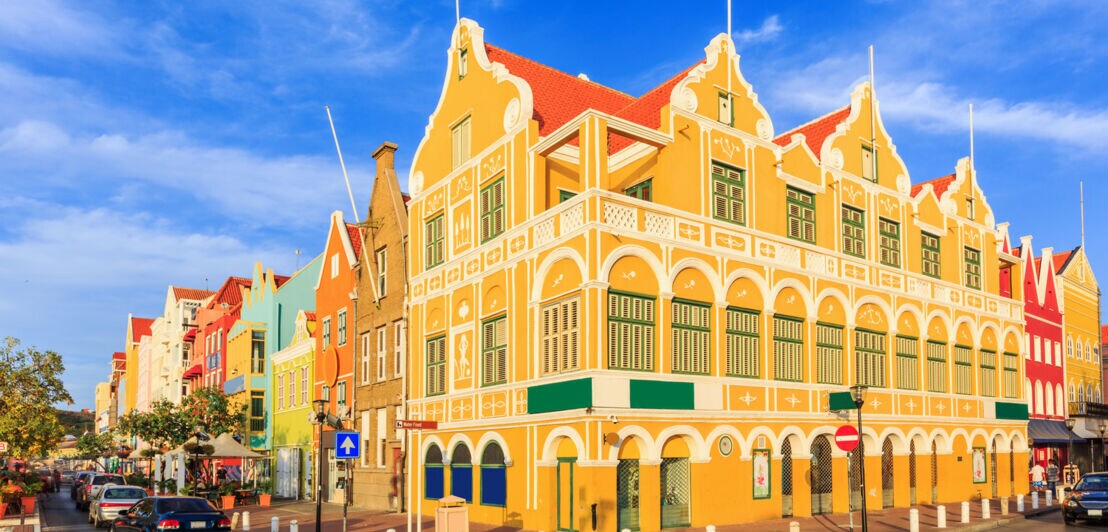 Holländisches Kolonialhaus mit bunter Fassade in der Karibik.
