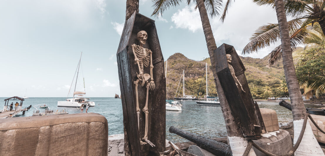 Skelette in Särgen in der Wallilabou Bucht.