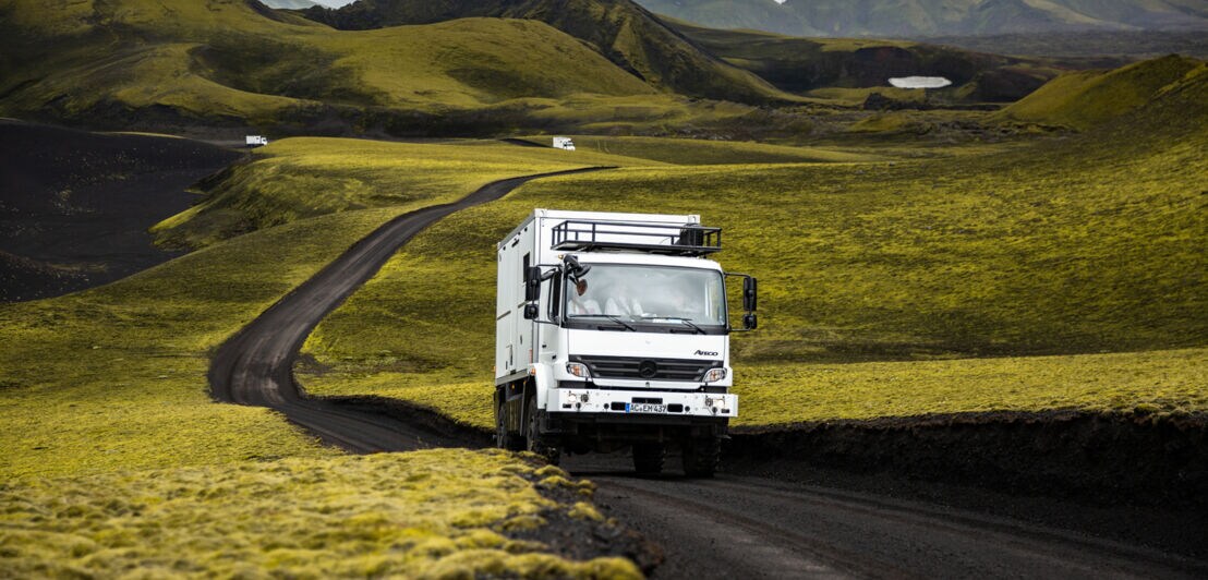 Drei Expeditionsfahrzeuge der Firma Bliss Mobil in einer isländischen Landschaft