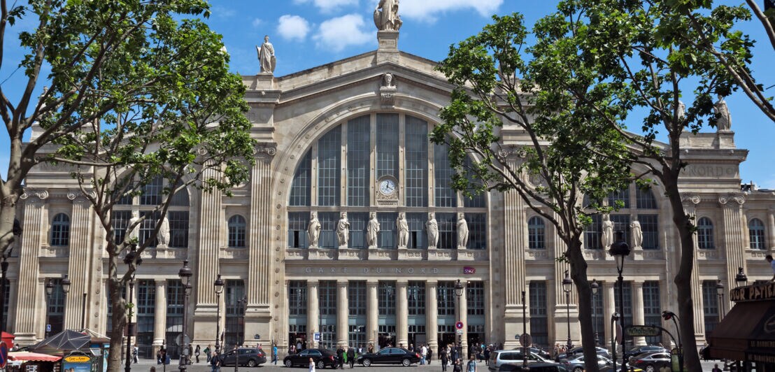 Mit acht Frauenstatuen verzierte Fassade des Bahnhofsgebäudes Gare du Nord.