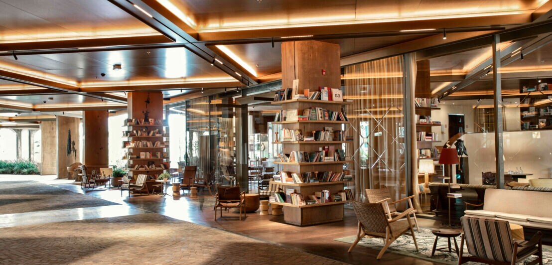 Eine Hotelauffahrt mit Designermöbeln und Bücherregalen