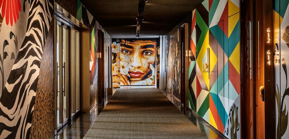 Ein kunstvoll gestalteter Korridor des Hotels