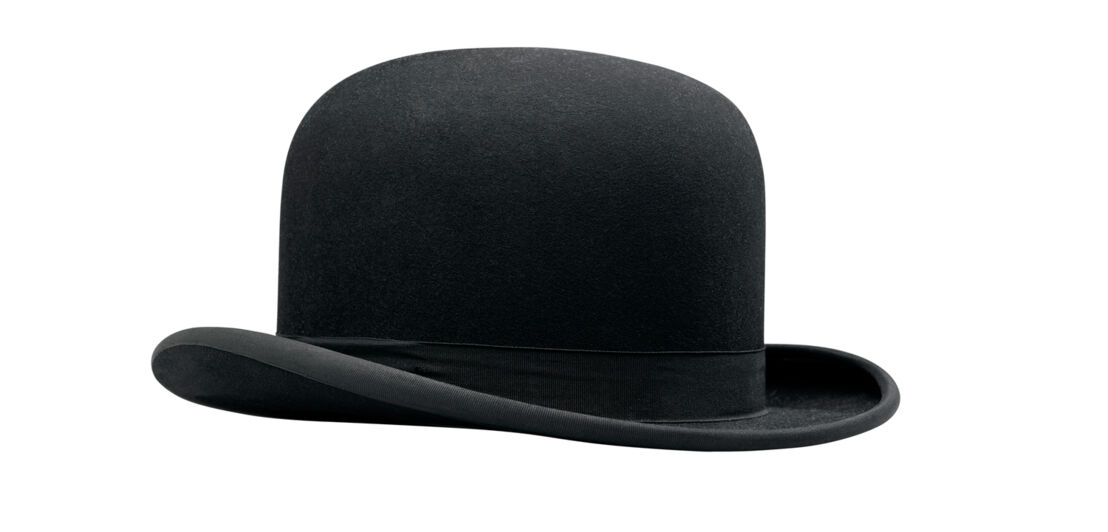 Ein schwarzer Bowler Hut aus Filz vor weißem Hintergrund