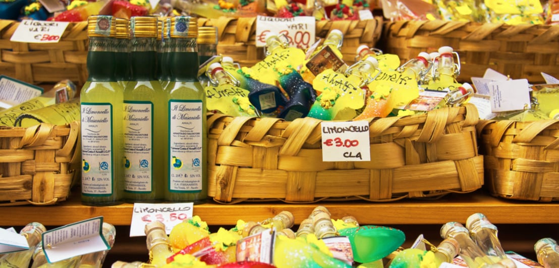 Köstliche Spezialitäten von der Amalfiküste in einem Laden platziert.