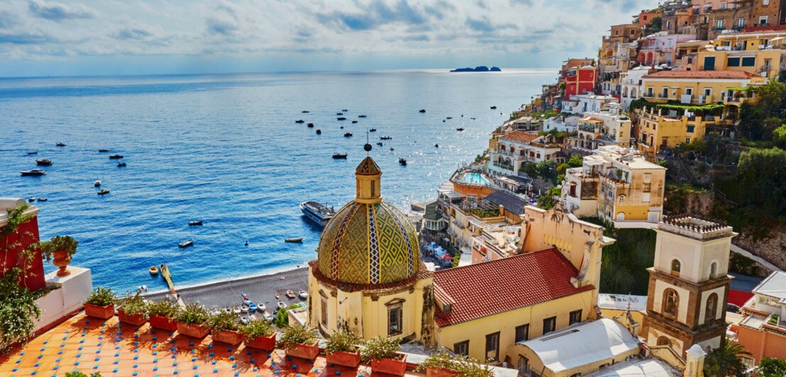 Eine typisch italienische Stadt am Hang an der Amalfiküste mit Blick aufs Wasser.