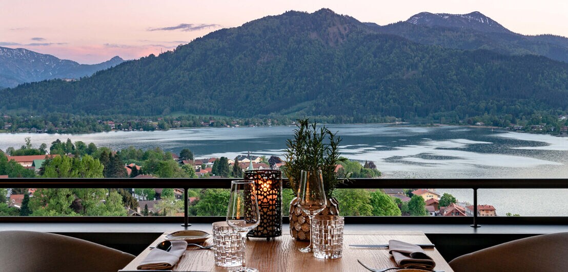 Ein gedeckter Tisch am Tegernsee mit Blick in die Berge