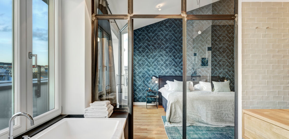 Blick in eine moderne Hotelsuite mit Badewanne