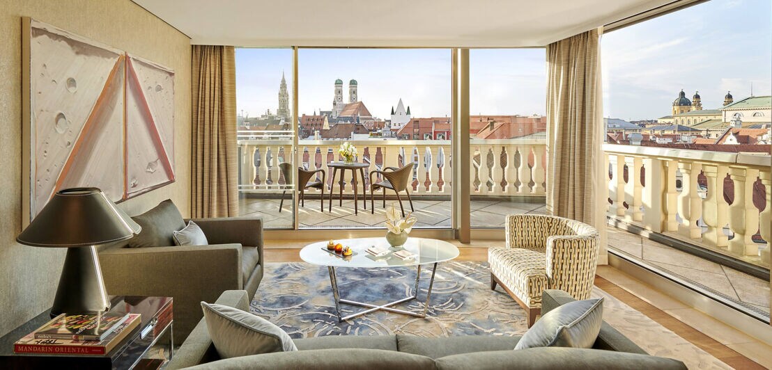 Eine luxuriöse Hotelsuite mit Balkon und Panoramablick auf München