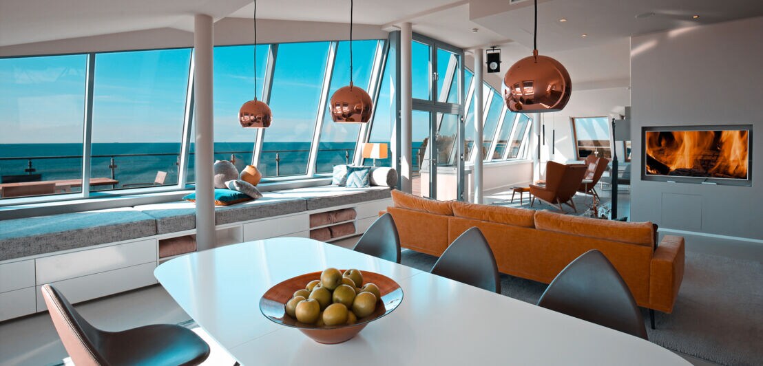 Große, moderne Suite mit Balkon und Blick aufs Meer