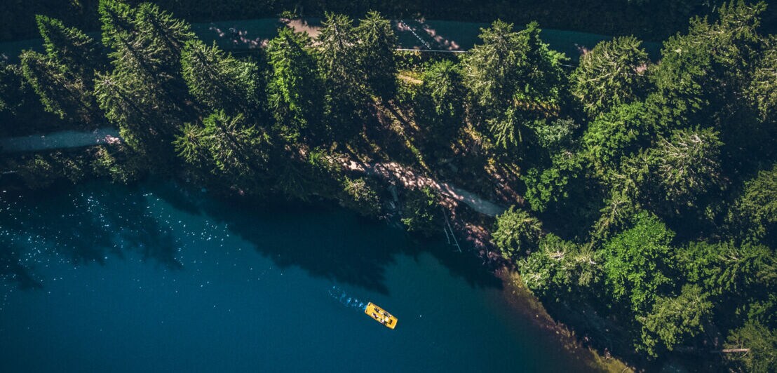 Ein gelbes Boot auf einem See.