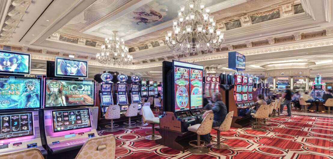 Eine Halle mit mehreren Spielautomaten im Venetian Casino.