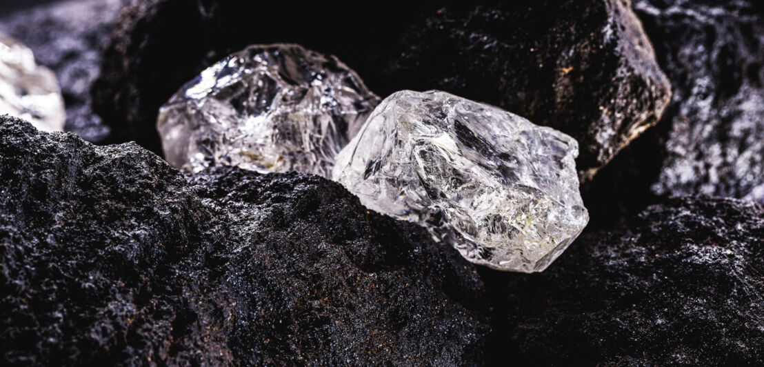 Zwei Diamanten auf schwarzem Gestein