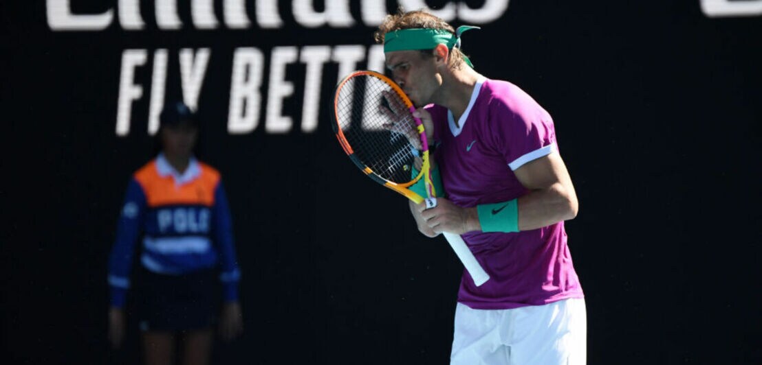 Rafael Nadal küsst seinen Tennisschläger.