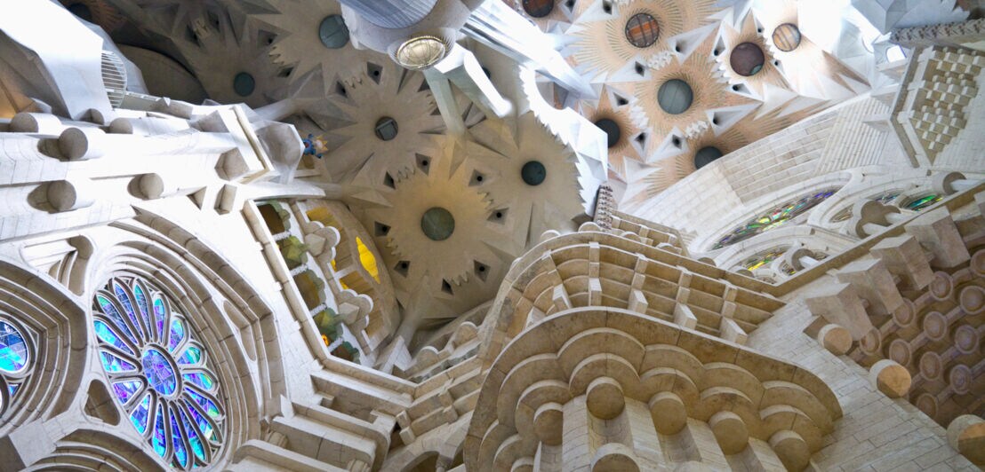 Innenaufnahme der floralen Deckenelemente in der Kathedrale Sagrada Família