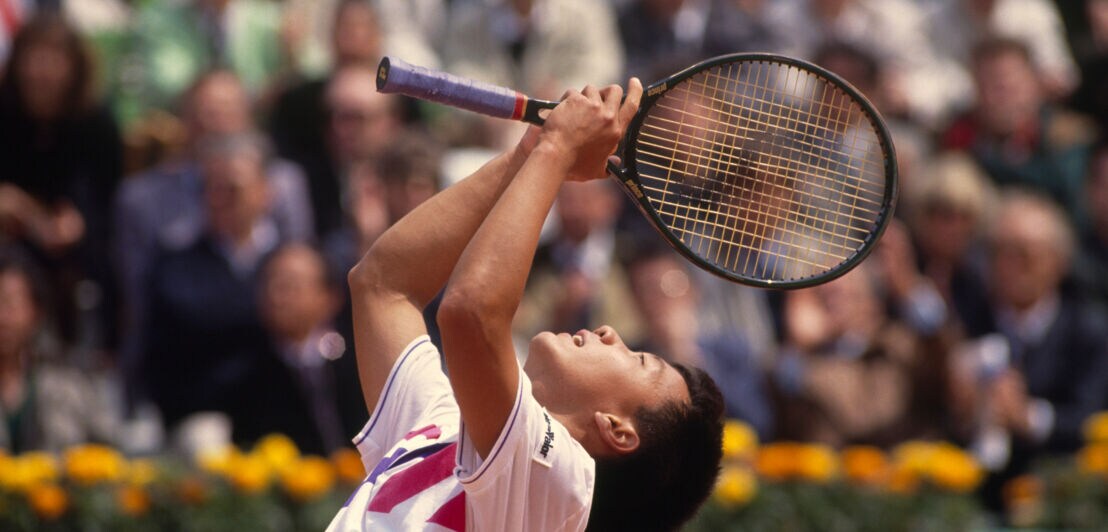 Der Tennisspieler Michael Chang jubelt über seinen Sieg