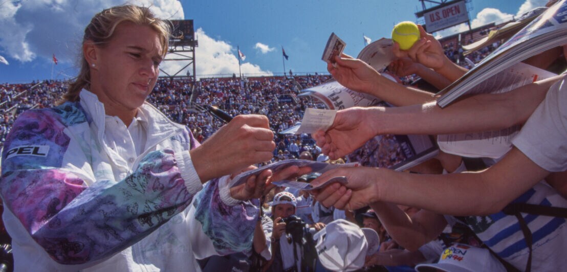 Die Tennisspielerin Steffi Graf gibt Autogramme