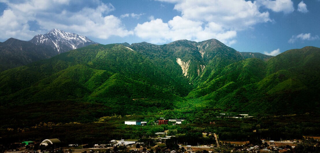 Panoramaaufnahme der Suntory Hakushu-Brennerei am Fuße der japanischen Alpen
