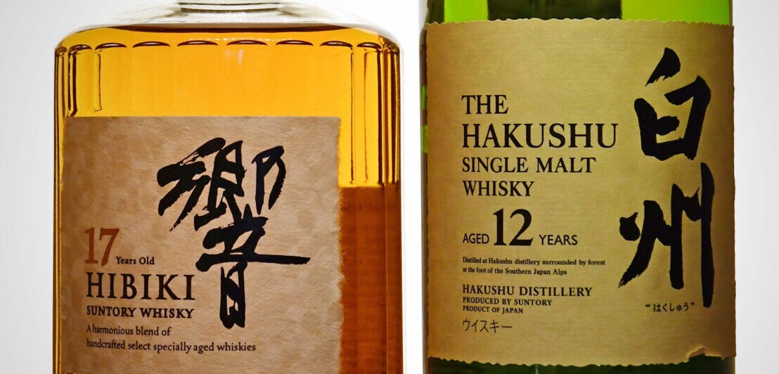 Nahaufnahme von zwei Santury Whiskyflaschen mit Etiketten aus handgeschöpftem Papier mit japanischen Schriftzeichen