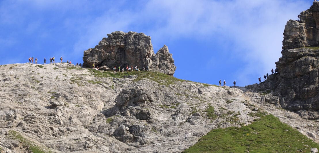 Blick auf den gut besuchten Hindelanger Klettersteig bei blauem Himmel