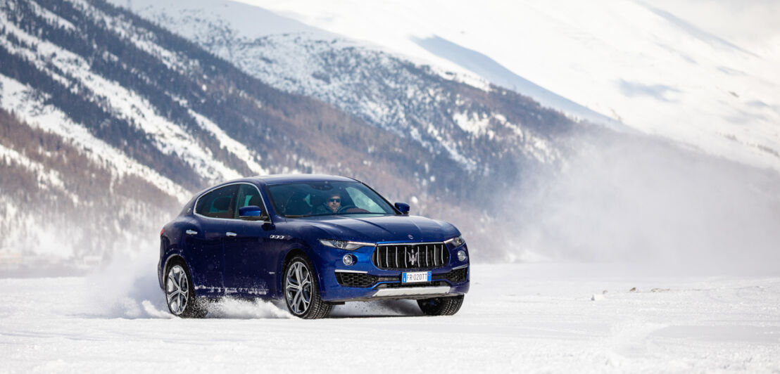 Ein blauer Maserati im Schnee