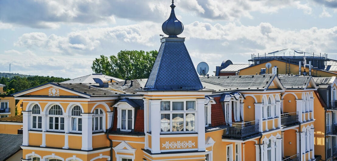 Historisches Gebäude mit gelber Fassade in Bansin auf Usedom.