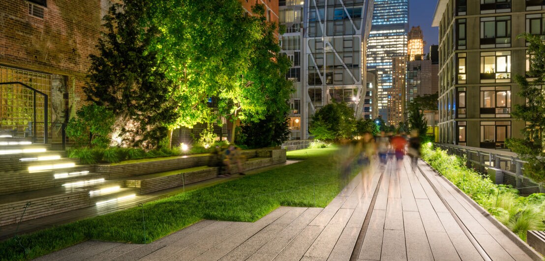 Die High Line in New York City am Abend
