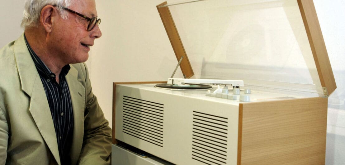 Industriedesigner Dieter Rams betrachtet einen Phonosuper SK5 von Braun