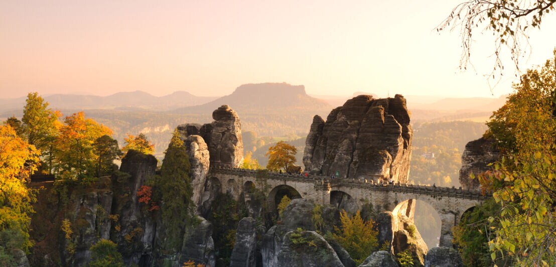 Blick auf die Bastei mit Festung Königstein im Hintergrund