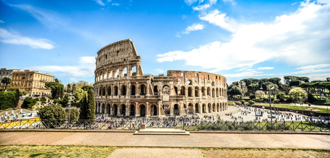 Blick von außen auf das Kolosseum in Rom.