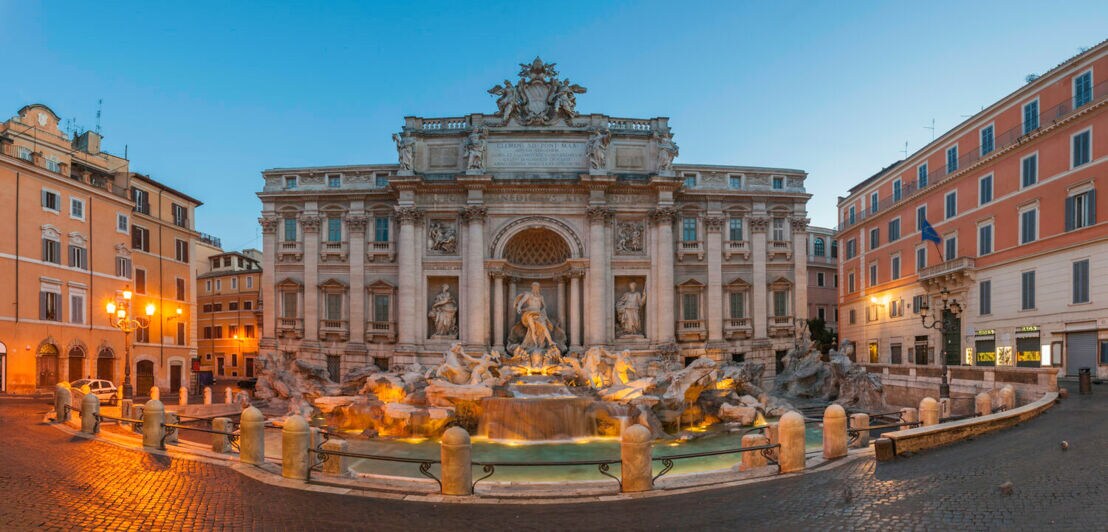 Der Trevibrunnen in Rom in der Abenddämmerung