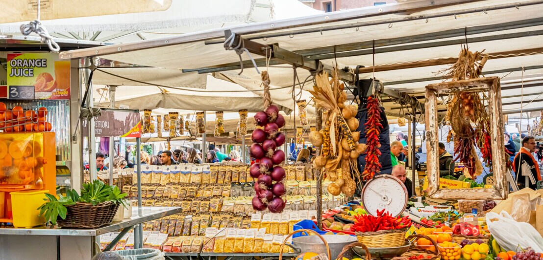 Ansicht des Gemüsemarktes auf der Piazza Campo de’ Fiori in Rom