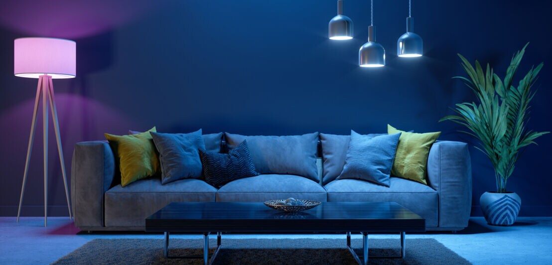 Wohnzimmer-Interieur bei Nacht mit Sofa, Stehlampe, Topfpflanzen und Neonbeleuchtung