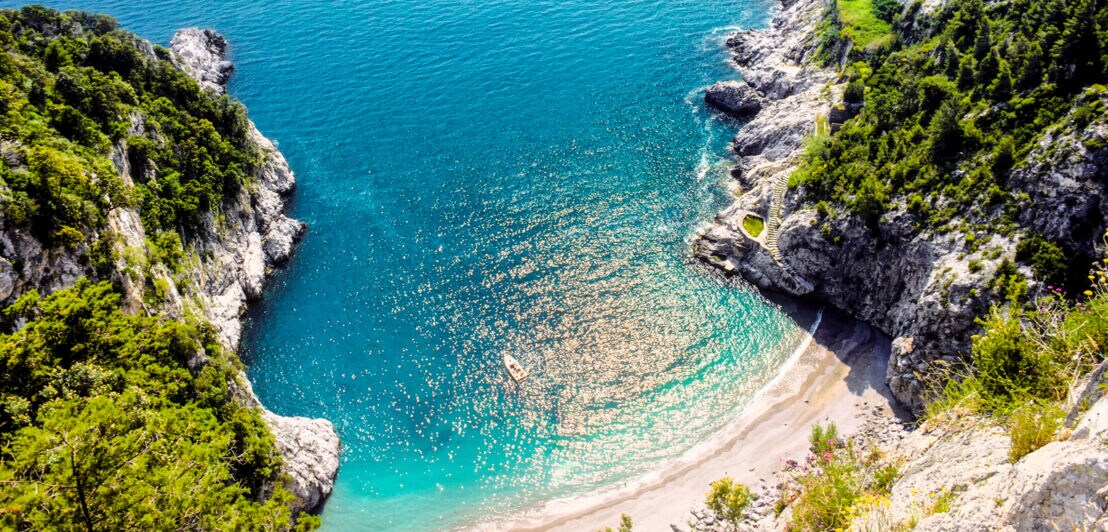Idyllischer und einsamer Strand in Italien von oben.