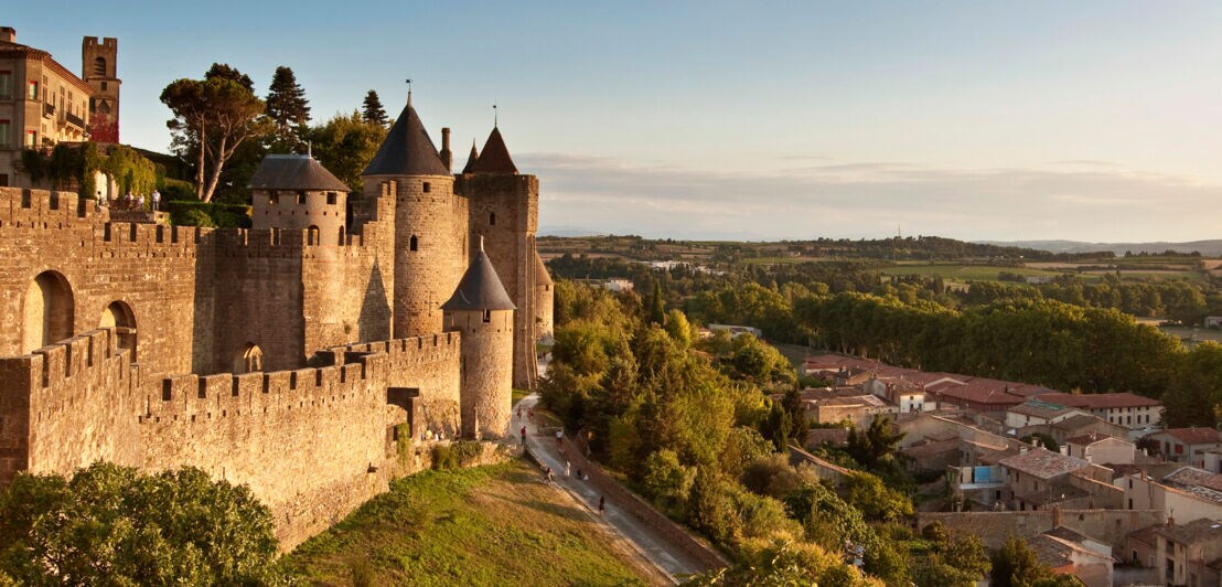 Mittelalterliche Festungsstadt Carcassonne im warmen Abendlicht