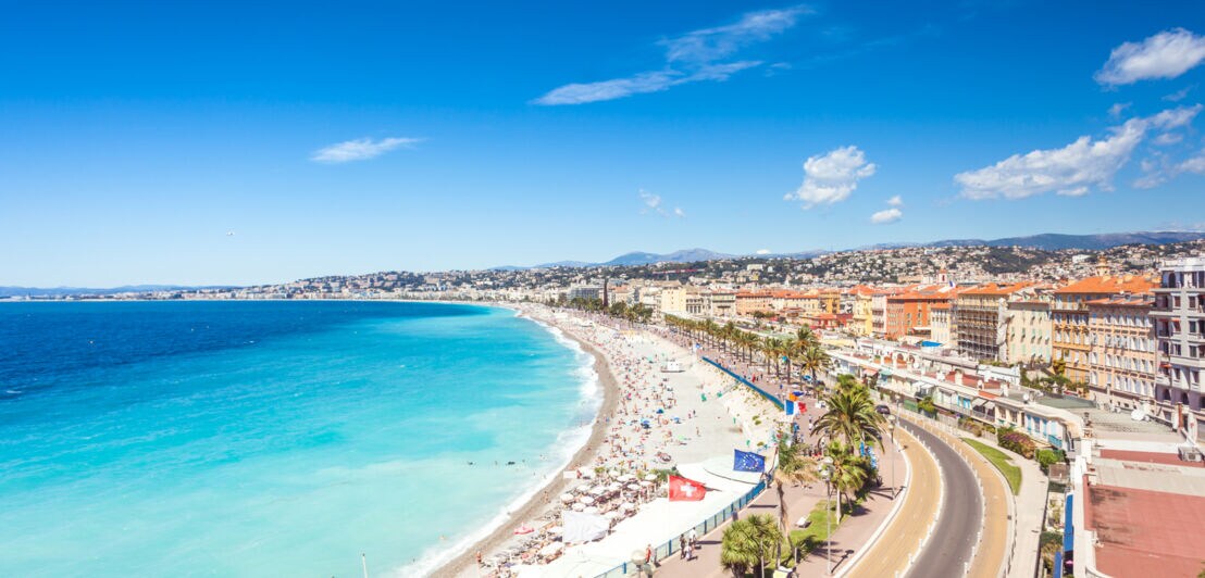 Blick von oben auf die Strandpromenade von Nizza