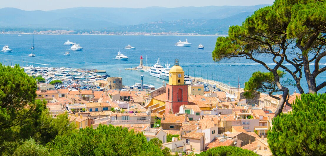 Blick über Saint-Tropez mit dem Meer und Yachten im Hintergrund