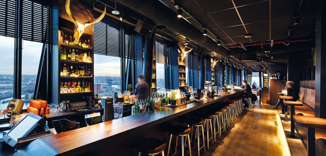 Der Bartresen in der Bar Heaven’s Nest mit Blick über Hamburg