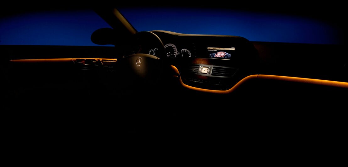 Eine Lichtleiste sorgt für dezente Beleuchtung im Innenraum eines Autos