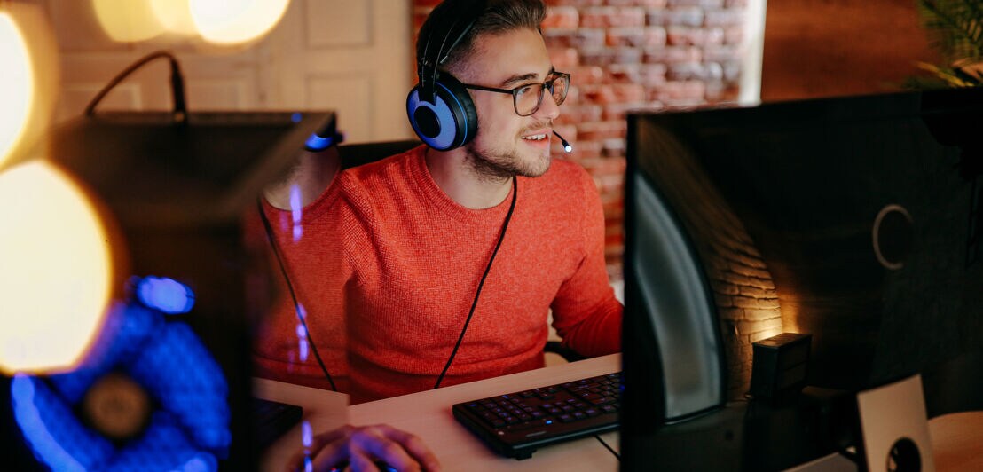 Ein Mann spielt Online-Spiele auf dem Computer.