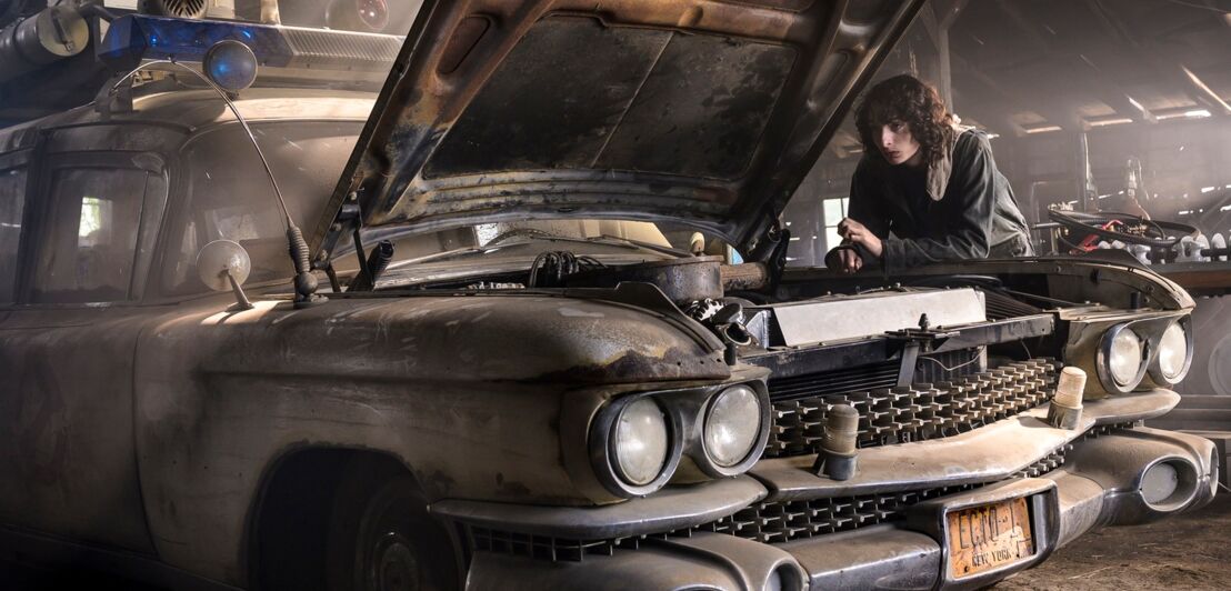 Eine Szene aus Ghostbusters: Legacy mit dem Filmauto Ecto-1.