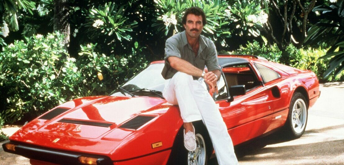 Tom Selleck als Thomas Magnum mit seinem roten Ferrari in einer Szene der TV-Serie "Magnum"