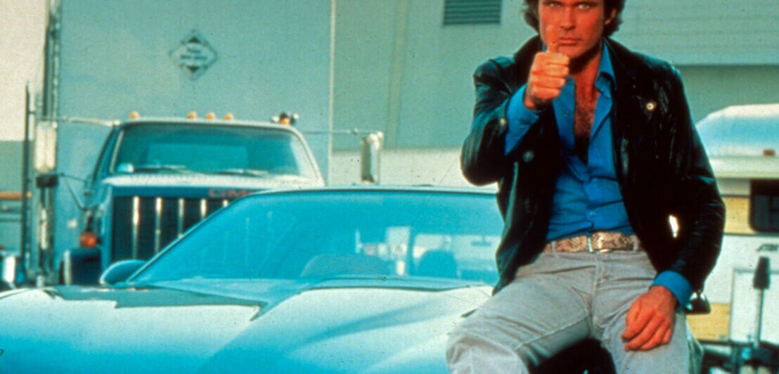 David Hasselhoff mit dem Auto K.I.T.T. in der Serie Knight Rider.