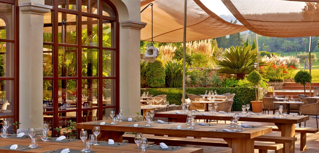 Terrasse mit Sitzplätzen im Restaurant La Bodega del Green.