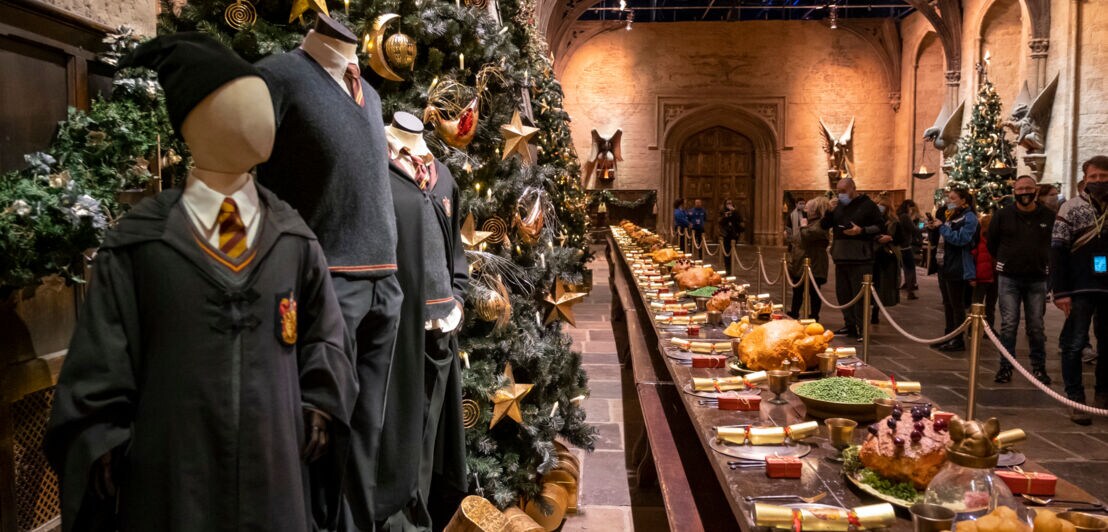 Schuluniformen und ein gedeckter Tisch in den Harry-Potter-Studios in London