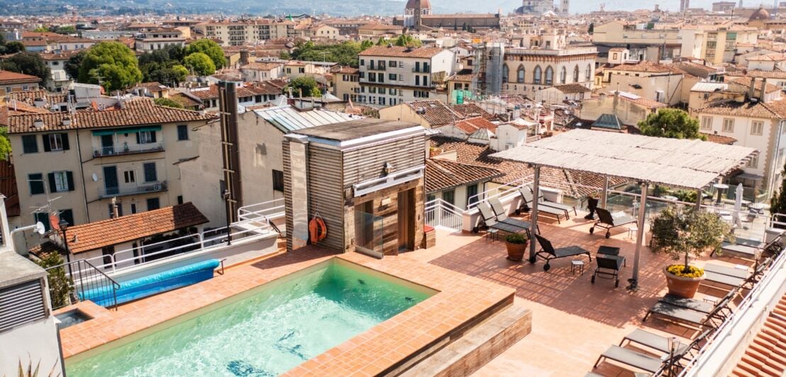 Dachterrasse des Hotel Kraft mit Pool und Blick auf Florenz