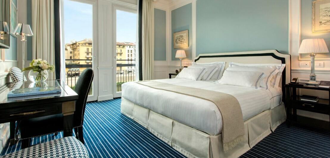 Blau, weiß und schwarz eingerichtetes Zimmer im Hotel Lungarno