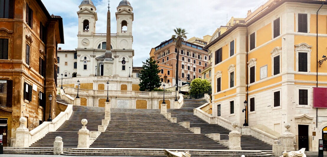 Blick auf die Spanische Treppe mit einer Kirche am Ende