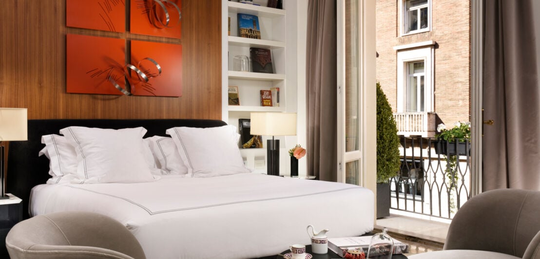 Innenansicht eines Hotelzimmers mit King-Size-Bett und moderner Einrichtung