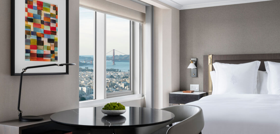 Modernes, helles Hotelzimmer mit Panoramablick auf San Francisco mit der Golden Gate Bridge im Hintergrund
